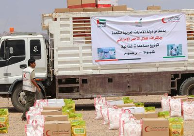 بالصور.. هلال الإمارات يوزع عشرات الأطنان من المساعدات في شبوة