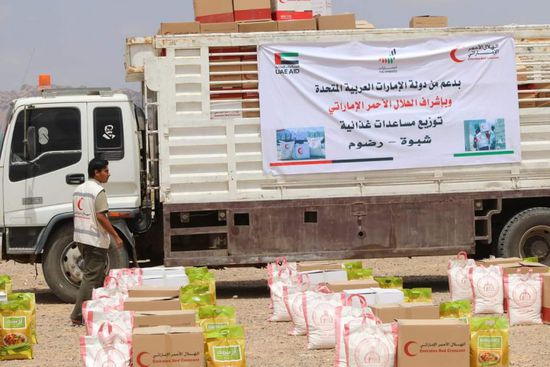 بالصور.. هلال الإمارات يوزع عشرات الأطنان من المساعدات في شبوة