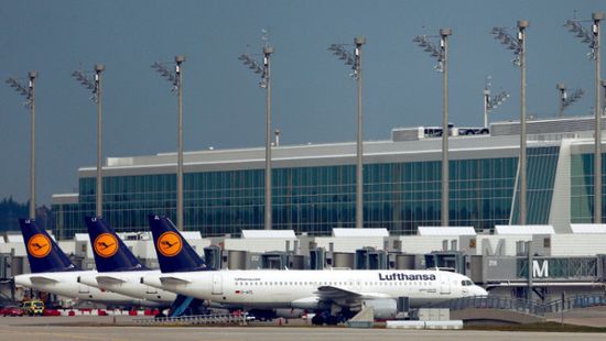رجل يصدم بسيارته عدة أشخاص في مطار بألمانيا