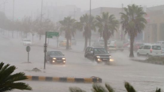 أمطار غزيرة تغلق طرقًا رئيسة بالأردن