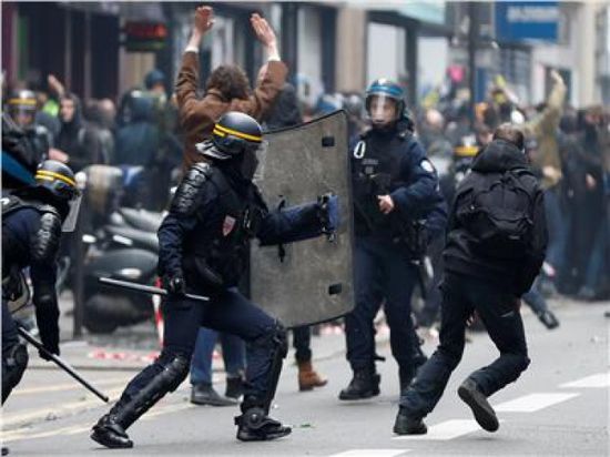 فرنسا: إصابة 200 متظاهر في اشتباكات عنيفة مع الشرطة