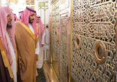 ولي العهد السعودي يزور المسجد النبوي ويؤدي الصلاة بالروضة الشريفة