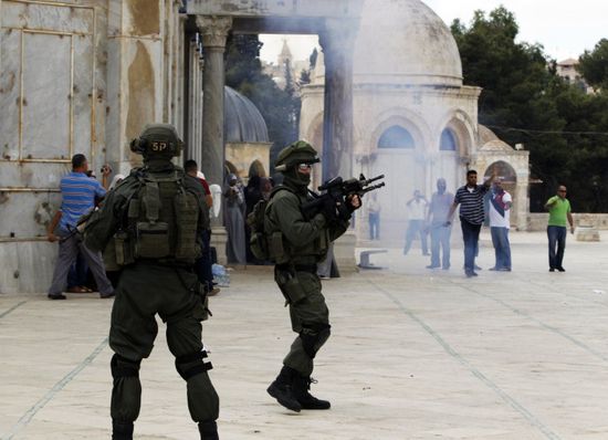 الاحتلال يعتقل معتكفًا بالمسجد الأقصى