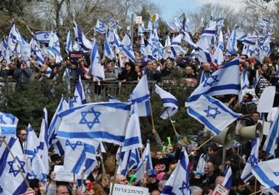 آلاف الإسرائيليين يحتجون بعد إقالة وزير الدفاع