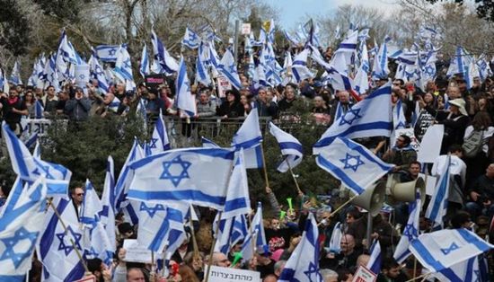 آلاف الإسرائيليين يحتجون بعد إقالة وزير الدفاع