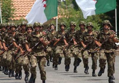 إرهابي يستسلم للجيش الجزائري بسلاح وذخائر