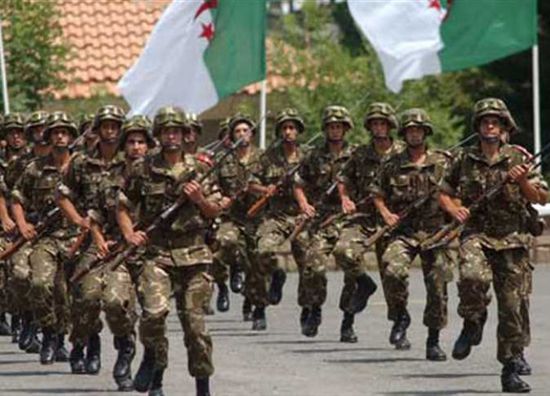إرهابي يستسلم للجيش الجزائري بسلاح وذخائر
