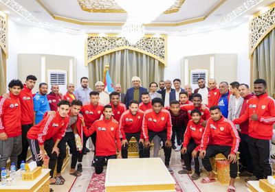 الرئيس الزُبيدي يستقبل بعثة فريق فحمان