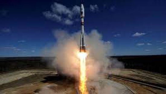 روسيا تطلق صاروخًا يحمل قمرًا صناعيًا