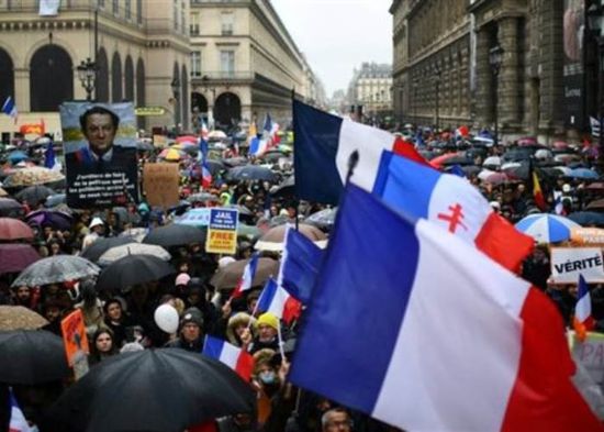 فرنسا تنفي استخدام الشرطة العنف بالمظاهرات