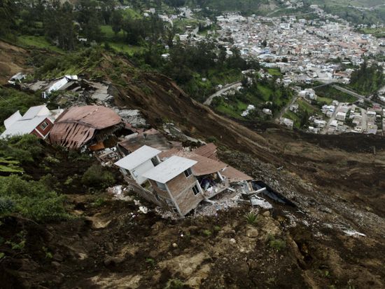 ارتفاع ضحايا الانزلاقات الأرضية بالإكوادور إلى 14 قتيلًا