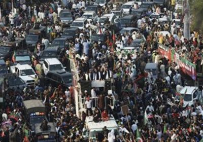 خمسة قتلى بسبب التدافع بمواقع لتوزيع الطحين بباكستان