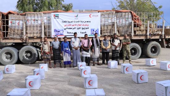 الهلال الإماراتي يوزع أطنان المساعدات بشبوة