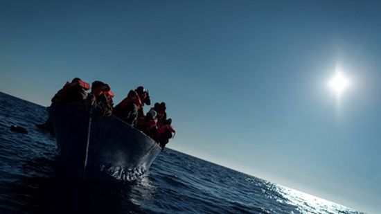 خفر السواحل الإيطالية تنقذ 32 مهاجرًا بينهم طفل