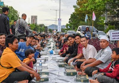 السعودية تقيم أطول مائدة إفطار بتاريخ إندونيسيا
