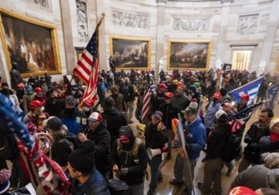 أنصار ترامب يتجمعون تحت مقر إقامته