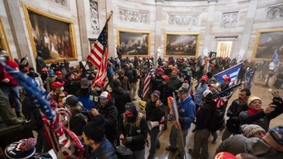 أنصار ترامب يتجمعون تحت مقر إقامته