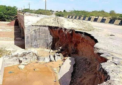 فريق هندسي يتفقد منطقة جلعة المنكوبة بالسيول في رضوم