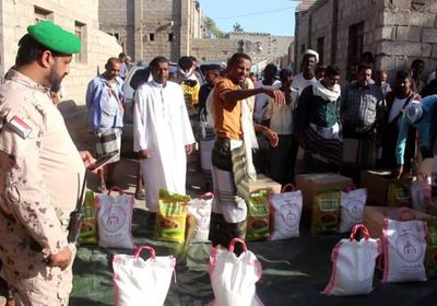 الهلال الأحمر الإماراتي يواصل توزيع السلال الغذائية بأبين
