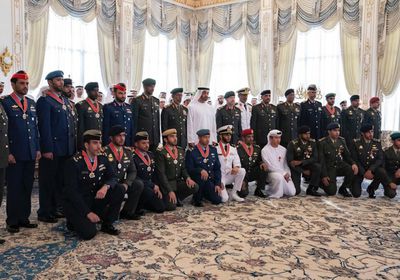 مسهور يكشف صورة تجمع أبطال عملية السهم الذهبي وبن زايد