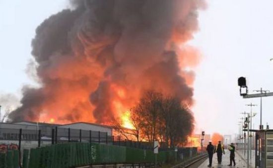 اندلاع حريق ضخم في مخزن بهامبورج الألمانية