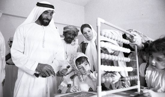 رئيس الإمارات : أيادي الشيخ زايد البيضاء امتدت إلى مختلف بقاع الأرض