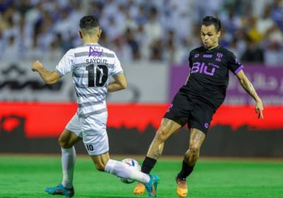 تعادل درامي ينهي مباراة الهلال والطائي بالدوري السعودي