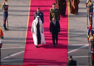 محمد بن زايد يزور القاهرة والرئيس المصري يتقدم مستقبليه