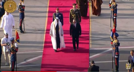 محمد بن زايد يزور القاهرة والرئيس المصري يتقدم مستقبليه