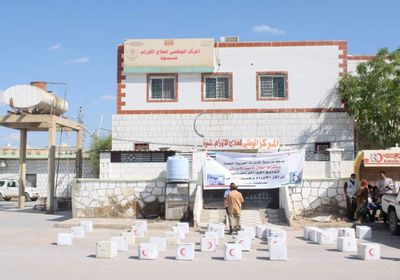 الهلال الأحمر الإماراتي يقدم 32 طن مساعدات غدائية بشبوة