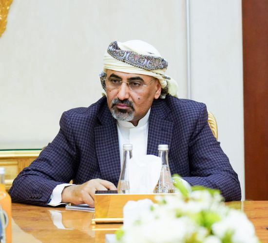 الرئيس الزُبيدي يكلف لجنة المفاوضات العسكرية بإعداد خطة عمل