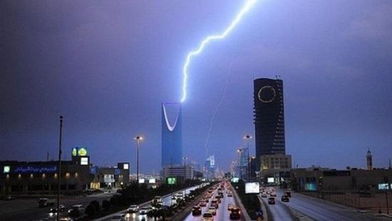 أمطار رعدية تغرق الرياض
