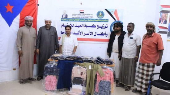 انتقالي الغيضة يوزع كسوة العيد على أيتام المديرية