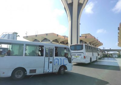 أول دفعة من الأسرى الحوثيين تصل لمطار عدن