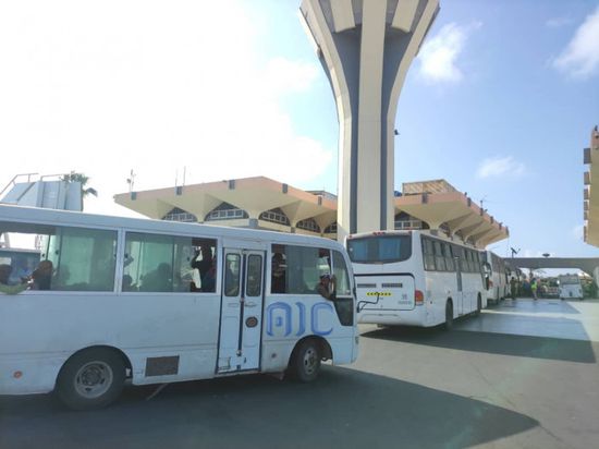 أول دفعة من الأسرى الحوثيين تصل لمطار عدن