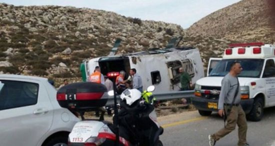 مقتل إسرائيلية وإصابة العشرات بانقلاب حافلة