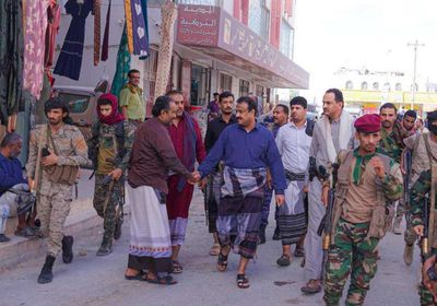 محافظ شبوة يتفقد أسواق عتق استعدادا لعيد الفطر