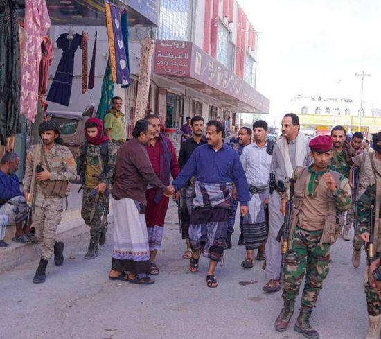 محافظ شبوة يتفقد أسواق عتق استعدادا لعيد الفطر