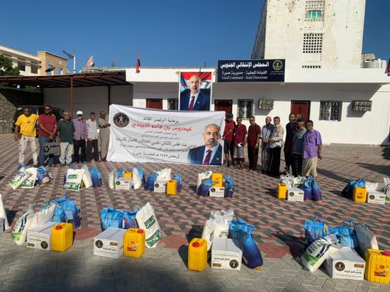 عقب أسر الشهداء.. الانتقالي يوزع مساعدات على الأكثر احتياجًا في عدن