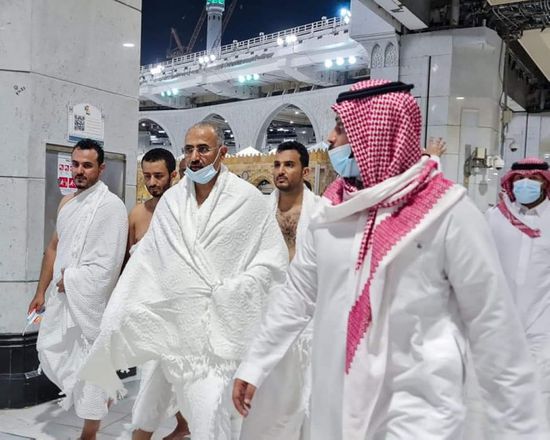 الرئيس الزُبيدي يؤدي مناسك العمرة لروح اللواء صالح السيد