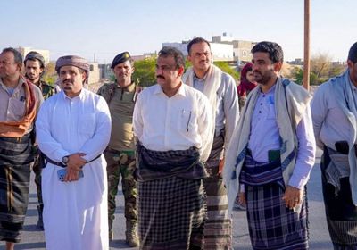 محافظ شبوة يطلع على سير مشروع إنارة شارع الحزم