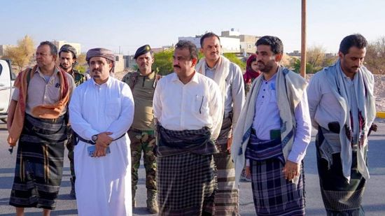 محافظ شبوة يطلع على سير مشروع إنارة شارع الحزم