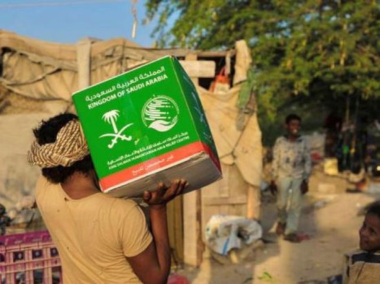 فرق "سلمان للإغاثة" توزع 127 طن أغذية في المهرة