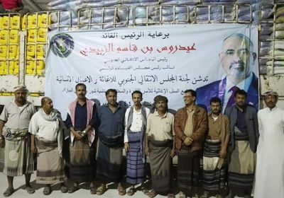 انتقالي شبوة يوزع مكرمة الرئيس الزُبيدي على الأسر الفقيرة