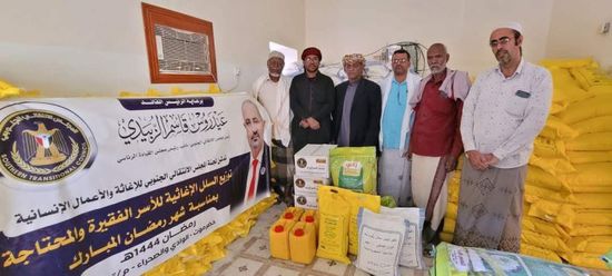 توزيع مساعدات من الرئيس الزُبيدي على الأسر في تريم