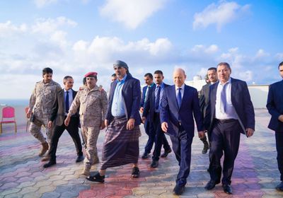 الرئيس الزُبيدي ولملس والعليمي يؤدون صلاة عيد الفطر بعدن