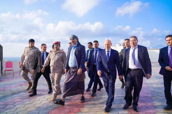 الرئيس الزُبيدي ولملس والعليمي يؤدون صلاة عيد الفطر بعدن