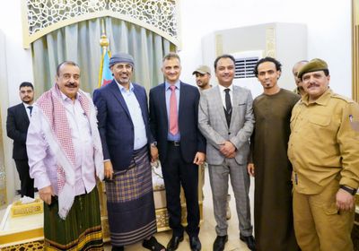 توافد أبناء عدن إلى مقر الانتقالي لتهنئة الرئيس الزُبيدي بالعيد