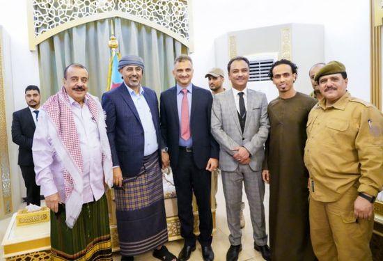 توافد أبناء عدن إلى مقر الانتقالي لتهنئة الرئيس الزُبيدي بالعيد