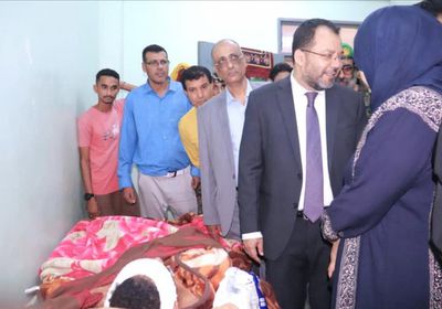 "إغاثية الانتقالي" تعايد المرضى في مستشفيات عدن بالهدايا